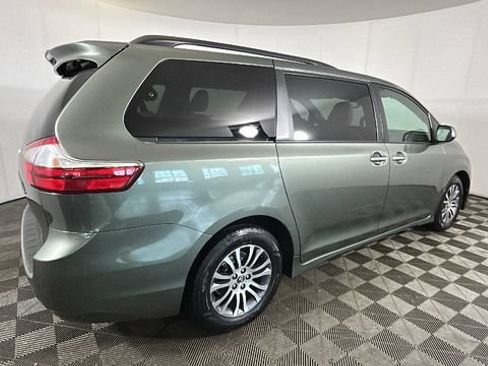 Used 2019 Toyota Sienna XLE FWD image 2