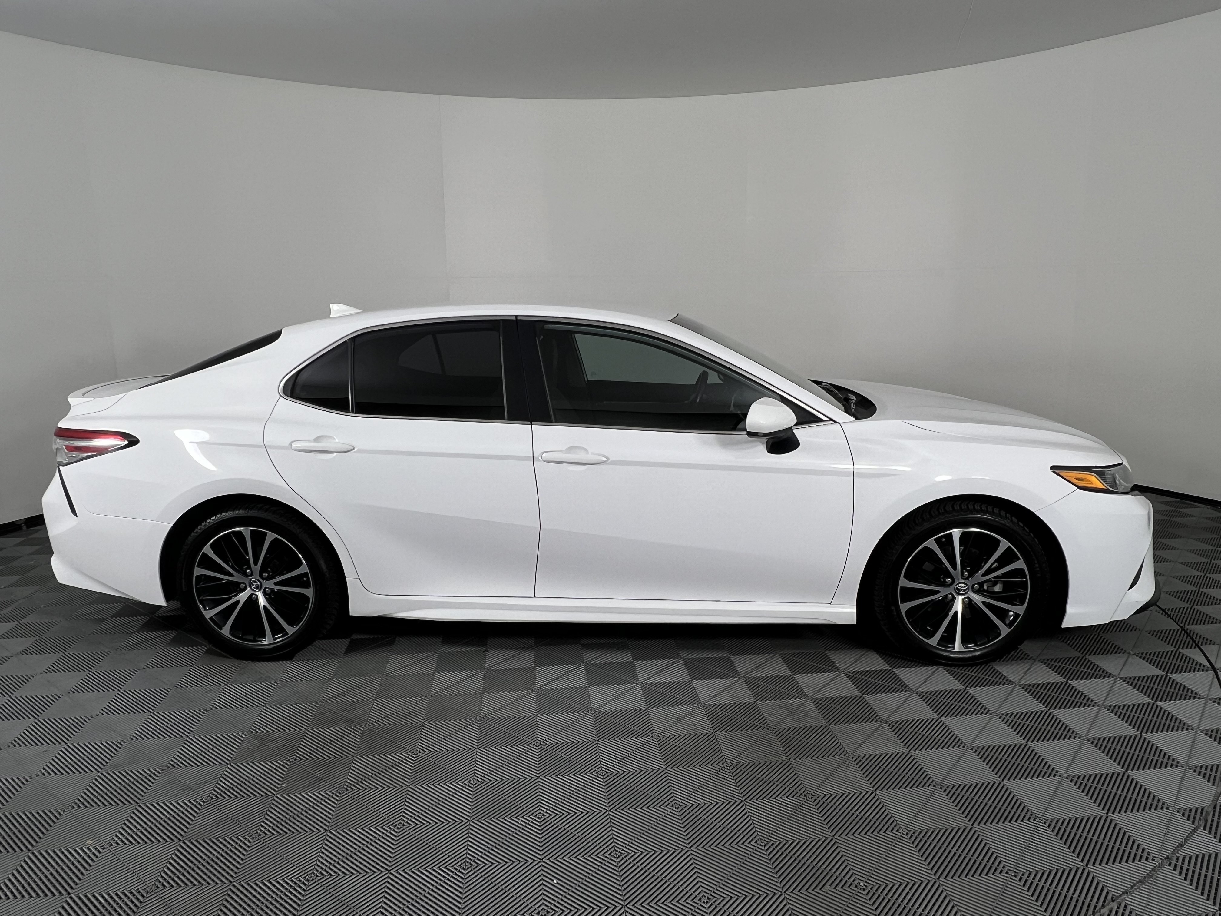Used 2019 Toyota Camry SE FWD image 14