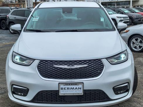 Used 2023 Chrysler Pacifica Touring-L image 5