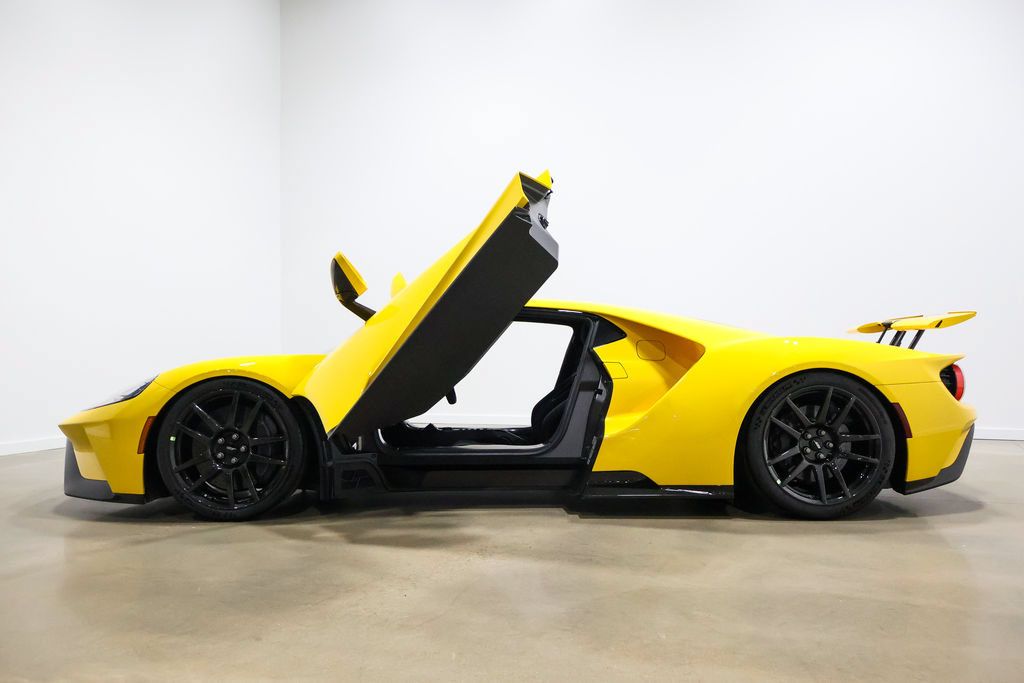 Used 2020 Ford GT Carbon Series RWD image 17