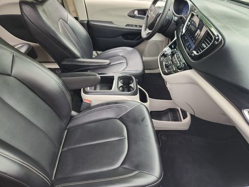 Used 2023 Chrysler Pacifica Touring-L FWD image 11