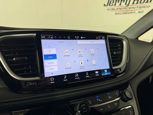 Used 2025 Chrysler Pacifica Select FWD image 23