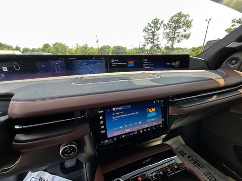 Used 2025 Lincoln Navigator Reserve AWD/4WD image 10