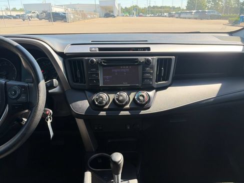 Used 2018 Toyota RAV4 LE FWD image 19