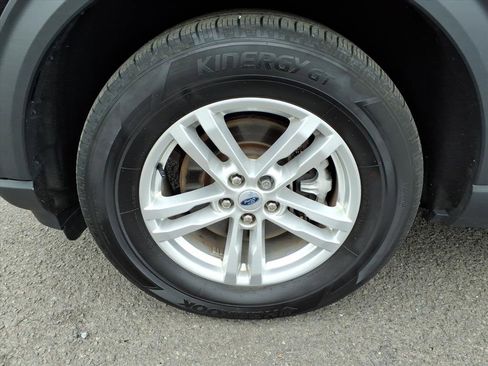 Used 2023 Ford Explorer XLT image 5