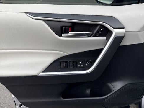Used 2021 Toyota RAV4 XLE Premium image 14