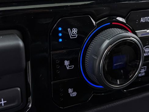 Used 2025 Chevrolet Silverado 1500 ZR2 w/ Technology Package image 7