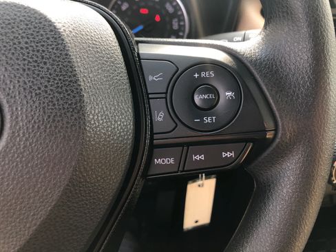 Used 2020 Toyota RAV4 LE AWD/4WD image 8