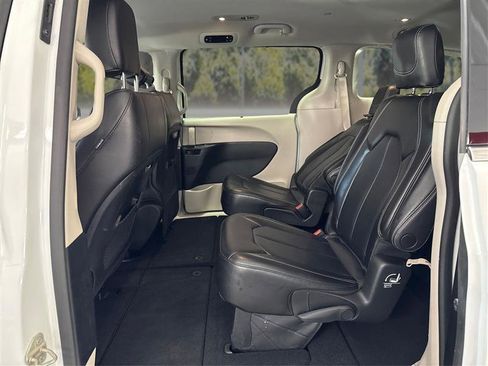 Used 2023 Chrysler Pacifica Touring-L FWD image 10