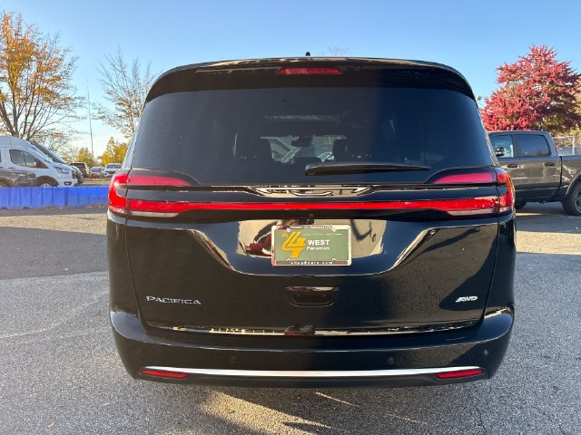 New 2027 Chrysler Pacifica Select w/ Family Tech Group AWD/4WD image 11