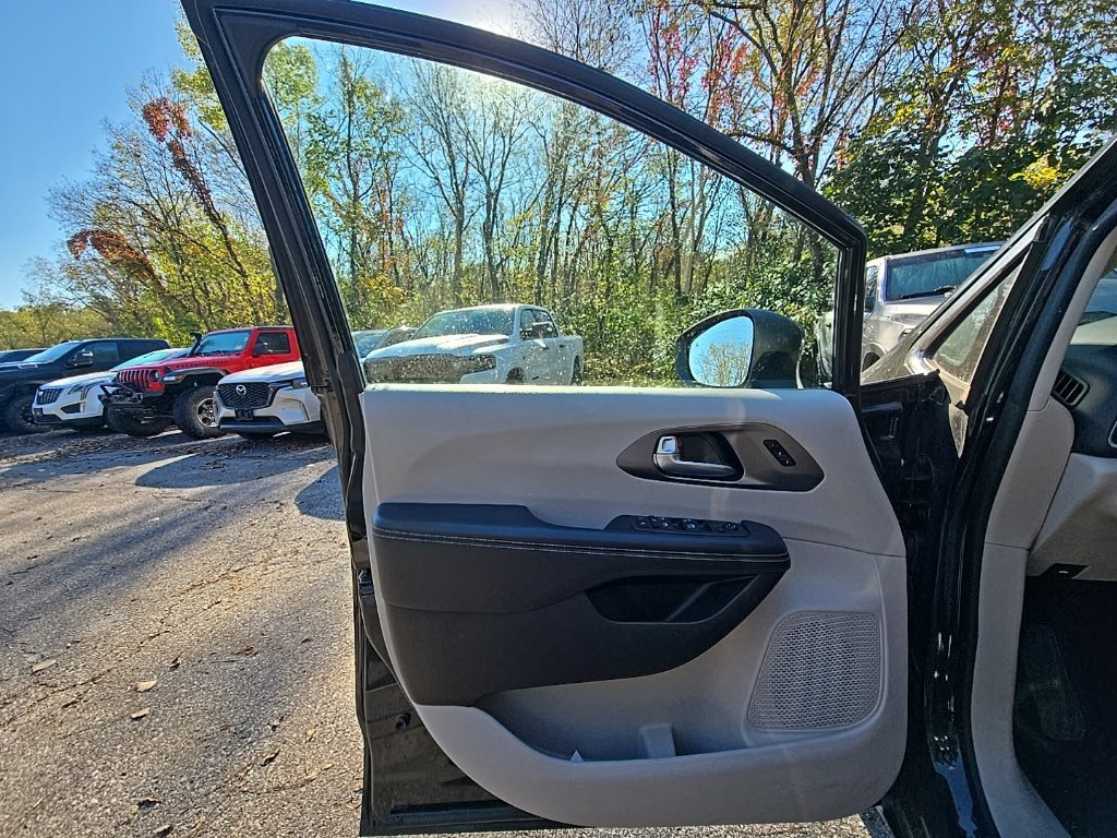 Used 2023 Chrysler Pacifica Touring-L FWD image 25