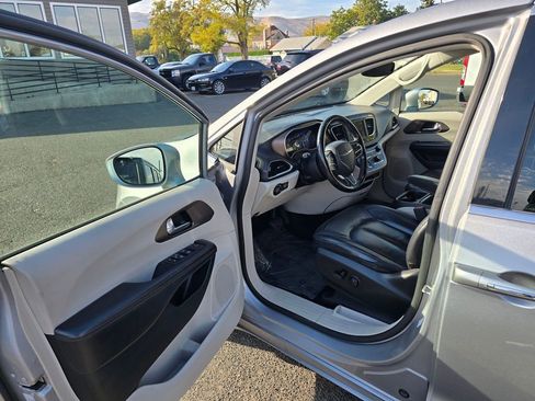 Used 2019 Chrysler Pacifica Touring-L FWD image 20