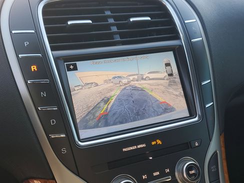 Used 2019 Lincoln Nautilus Select image 17