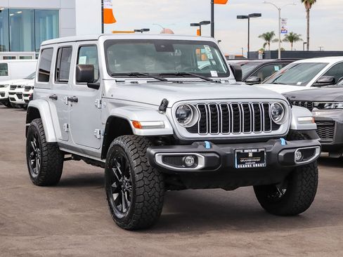 Used 2024 Jeep Wrangler Unlimited Sahara AWD/4WD image 3