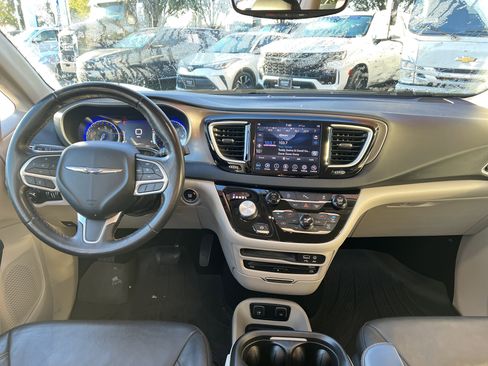Used 2020 Chrysler Pacifica Touring-L Plus image 29