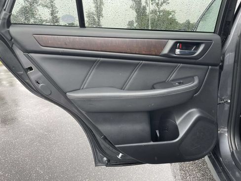 Used 2019 Subaru Outback 2.5i Limited AWD/4WD image 2