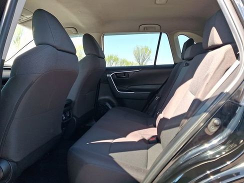 Used 2022 Toyota RAV4 LE image 10