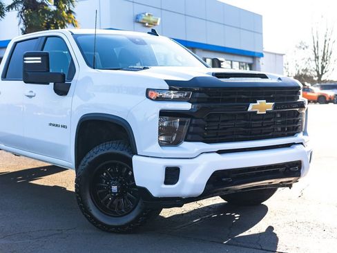 Used 2024 Chevrolet Silverado 3500 LT AWD/4WD image 3
