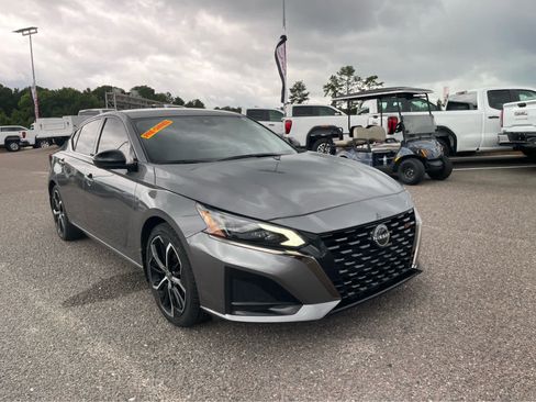 Used 2024 Nissan Altima 2.5 SR w/ SR Premium Package FWD image 3