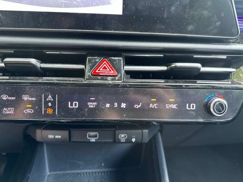 Used 2024 Kia Niro EX w/ EX Cold Weather Package FWD image 18