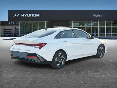Certified 2025 Hyundai Elantra Limited image 3