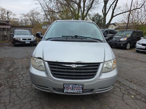 Used 2005 Chrysler Town & Country image 4