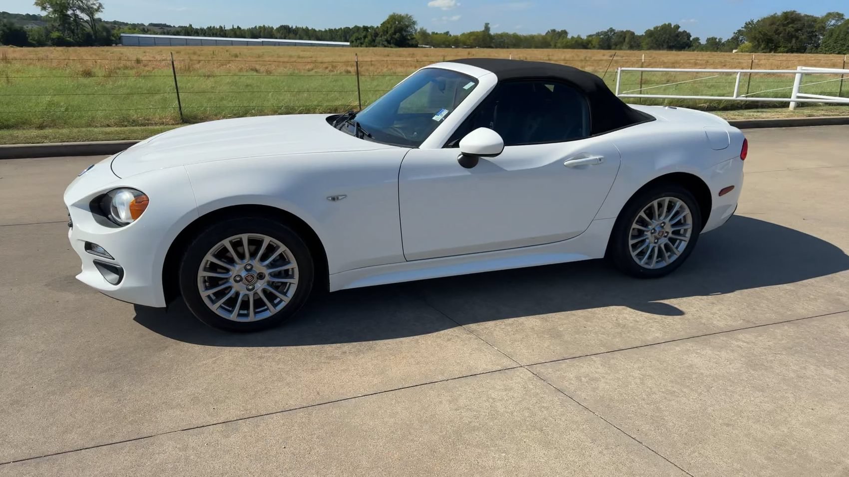 Used 2017 FIAT 124 Spider Classica RWD image 5