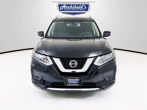 Used 2018 Nissan Rogue SV image 2