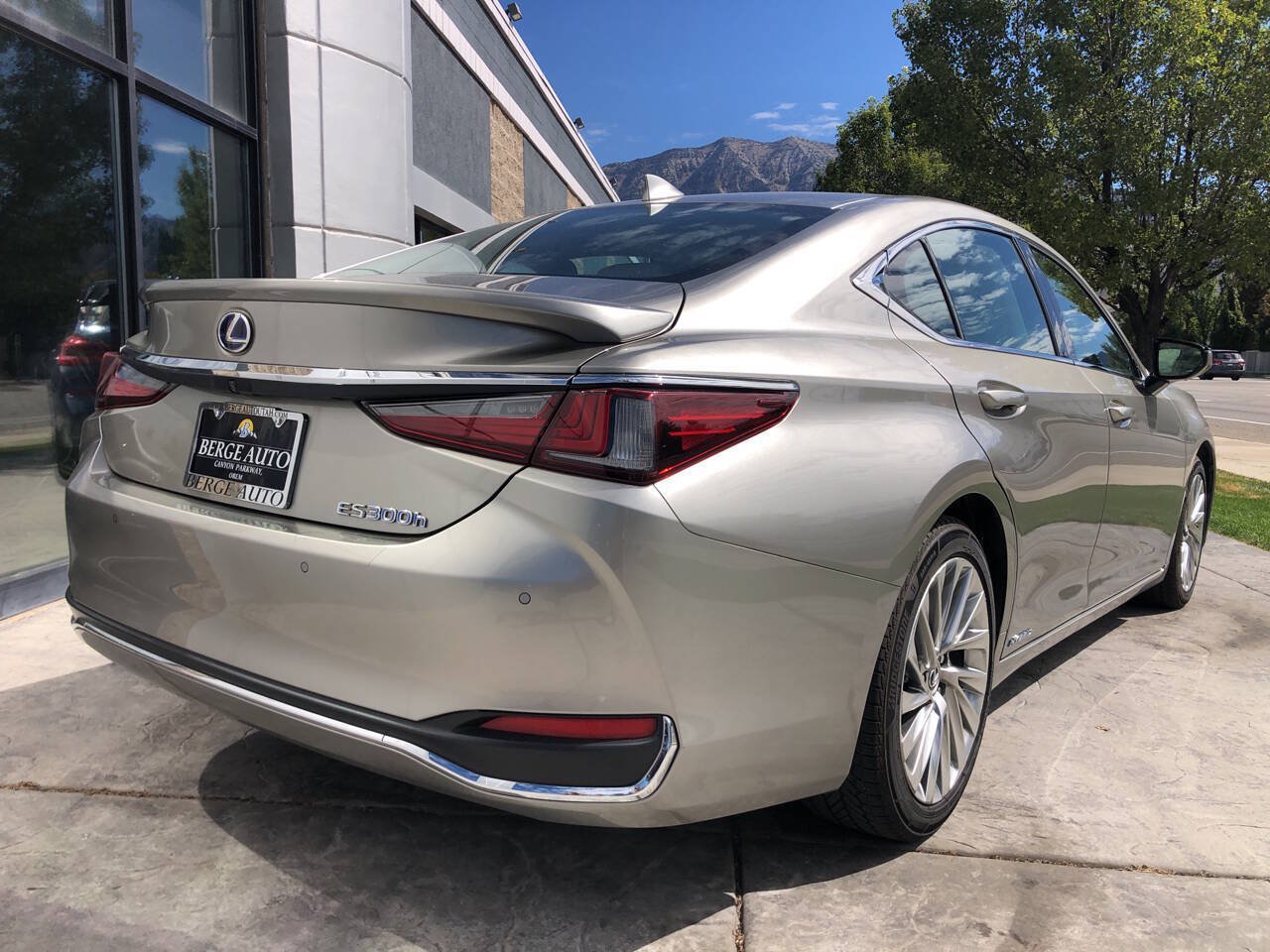 Used 2021 Lexus ES 300h w/ Accessory Package 2 FWD image 5
