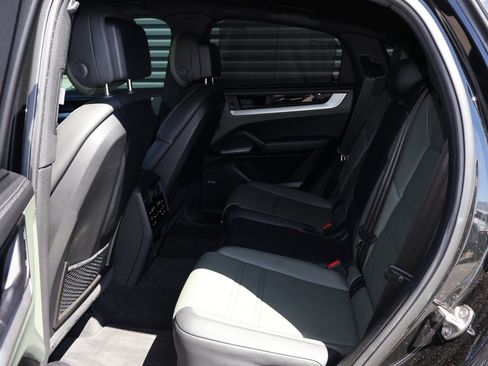 Certified 2024 Porsche Cayenne Coupe AWD/4WD image 29
