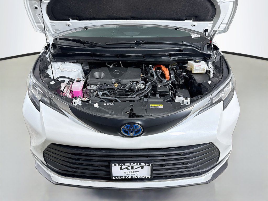 Used 2023 Toyota Sienna XLE AWD/4WD image 36