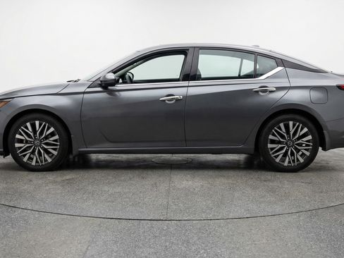 Used 2025 Nissan Altima 2.5 SV image 5