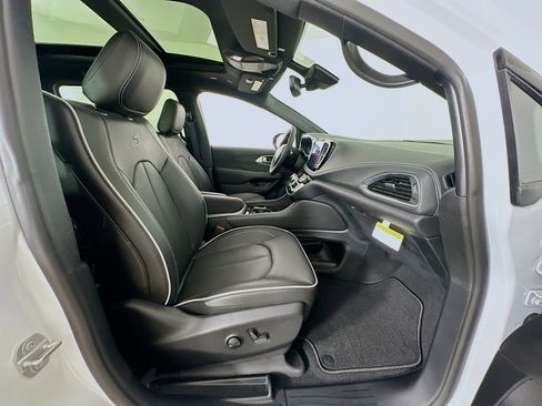 Used 2025 Chrysler Pacifica Premium FWD image 33
