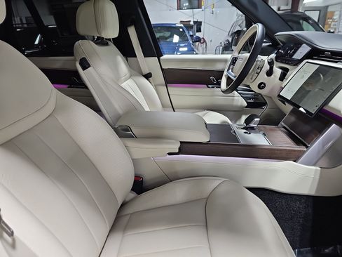 Used 2025 Land Rover Range Rover SE image 10