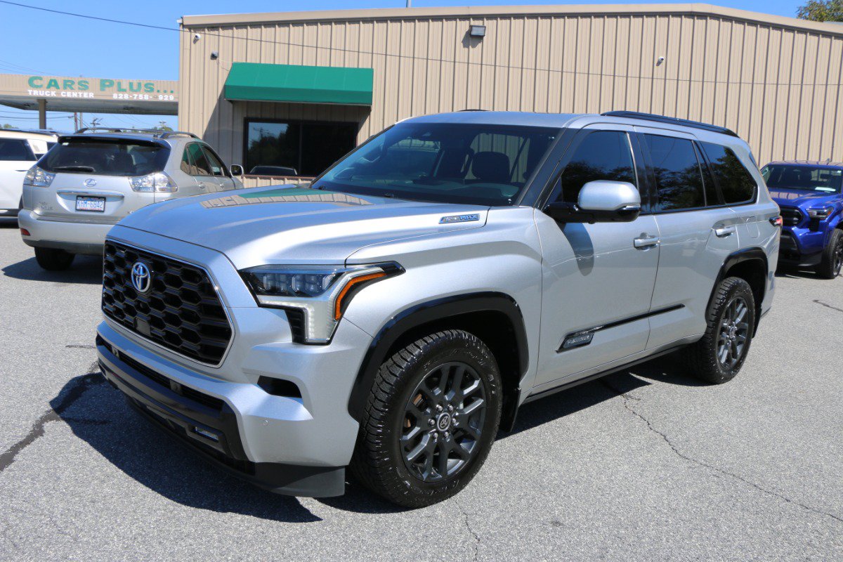Used 2023 Toyota Sequoia Platinum AWD/4WD image 1