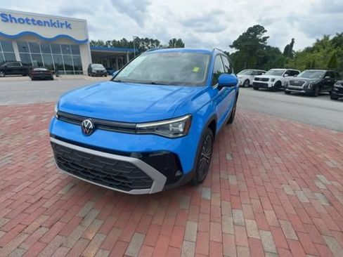 Used 2025 Volkswagen Taos SE FWD image 6