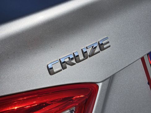 Used 2017 Chevrolet Cruze LT image 13