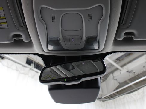 Used 2019 Jeep Renegade Latitude w/ Popular Equipment Group image 20