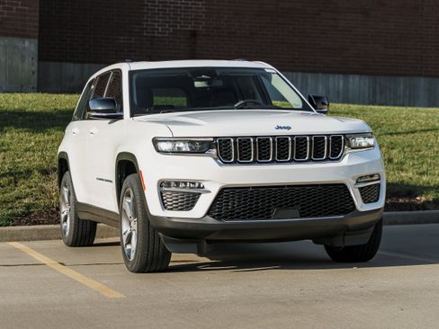Used 2023 Jeep Grand Cherokee 4WD 4xe image 1