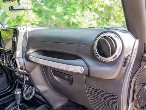 Used 2016 Jeep Wrangler Unlimited Rubicon w/ Connectivity Group image 23