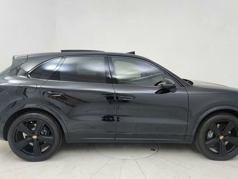 Used 2025 Porsche Cayenne w/ Premium Package image 6