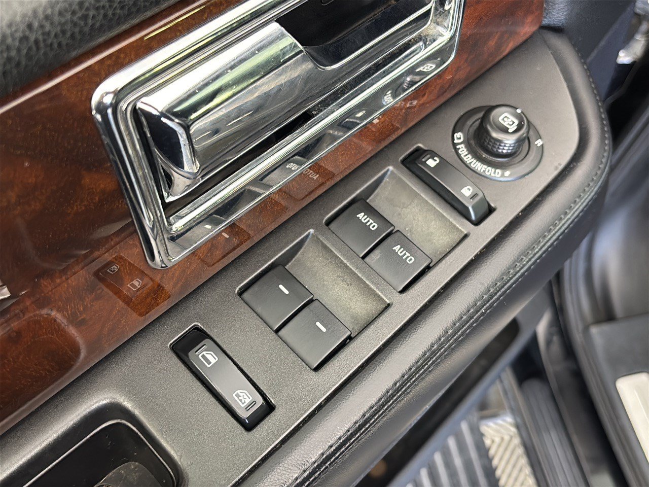 Used 2016 Lincoln Navigator L Select RWD image 15
