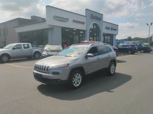 Used 2015 Jeep Cherokee Latitude AWD/4WD image 1