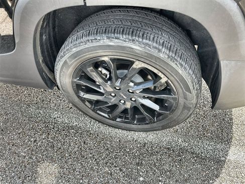 Used 2023 GMC Terrain SLE w/ Driver Convenience Package image 8