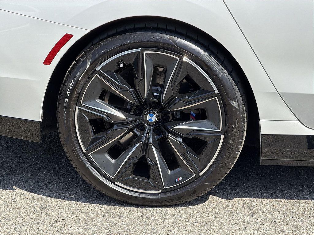 Used 2025 BMW 750e xDrive AWD/4WD image 32