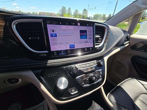 Used 2022 Chrysler Pacifica Limited FWD image 5