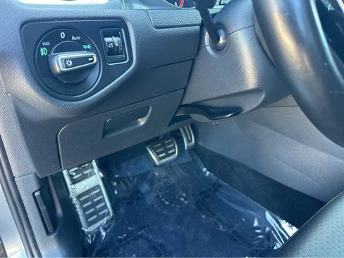 Used 2017 Volkswagen Golf SE image 32