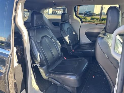 Used 2023 Chrysler Pacifica Touring-L image 10