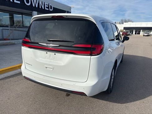 Used 2024 Chrysler Pacifica Touring-L image 7