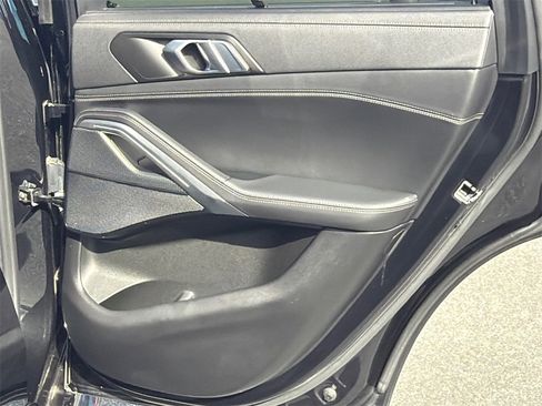 Used 2022 BMW X6 xDrive40i w/ Executive Package image 16